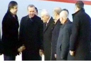 Erdoğan'a elleriyle teslim etti