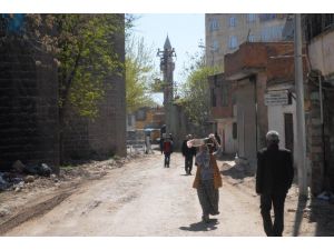 Vatandaşlar, Yasaklı Mahallede Evlerine Girip Zarar Tespit Çalışmalarına Katıldı