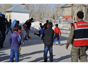 Yüksekova’da Çocukların Asker Abileri İle Futbol Çoşkusu