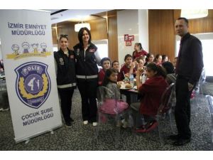 Polis Ağabey Ve Ablaları Çocukları Bowlinge Götürdü