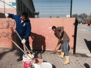 Genç Romanlar Okullarına Sahip Çıktı