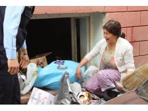 Genç Kadın Evde Biriktirdiği Çöplerin Alınmaması İçin Uzun Süre Gözyaşı Döktü