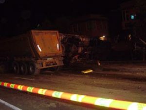 Tırdan düşen künkler yayalara çarptı