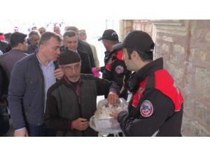 Gebze’de Polis Namaz Çıkışı Vatandaşa Lokum Dağıttı