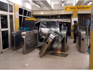 Bursa’da Minibüs Metro Durağına Daldı