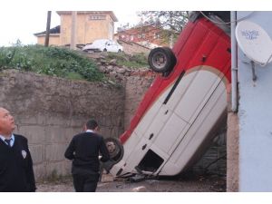 Yoldan Çıkan Minibüs 6 Metrelik Boşluğa Düştü