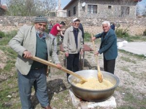 126 Yıldır Süren Helva Karıyorlar