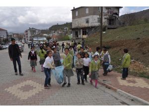 Öğrenciler Temiz Çevre İçin Çöp Topladı