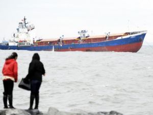 Ahırkapı'da batma tehlikesi geçiren gemi