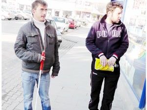 Görme engellinin valizinin çalındığı iddiası