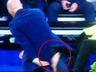 Zidane'ın pantolonu yırtıldı