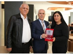 Altınokta Körler Derneği’nden Bozbey’e Plaket