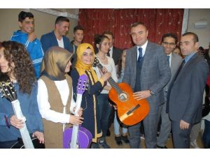 Öğrencilere Bağlama Ve Gitar Hediye Edildi