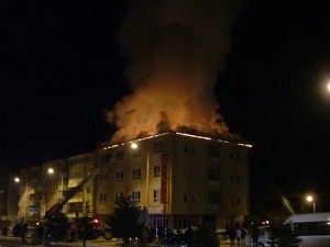 Dershane binasının çatısında yangın
