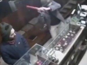 Döve döve kuyumcuyu soydular