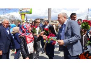 Chp’li Belediye Başkanı 10 Bin Adet Gül Dağıttı