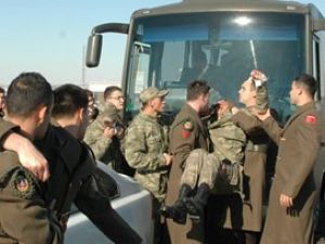 İki askeri servis kaza yaptı: 20 yaralı