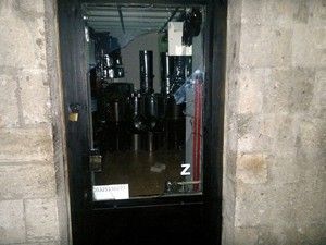 Şaşkın hırsız ışığı yakınca yakalandı