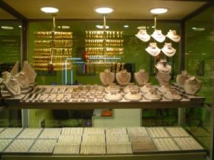 Sarraftan 30 bin TL değerinde altın çaldılar