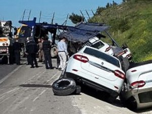 Sıfır kilometre otomobilleri taşıyan TIR devrildi