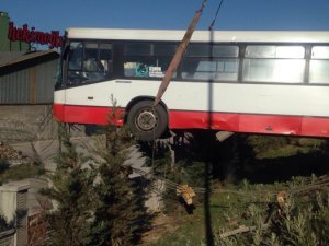 Belediye otobüsü korkuluklarda asılı kaldı