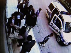 Polise linç girişimi kamerada