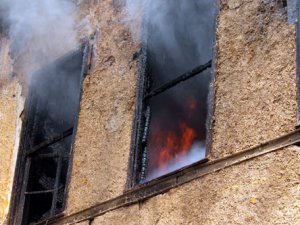 İki Katlı Ev Sobadan Çıkan Yangında Kül Oldu