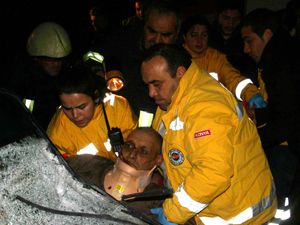 Konya'da buzlu yolda 8'i tır, 9 araç birbirine girdi