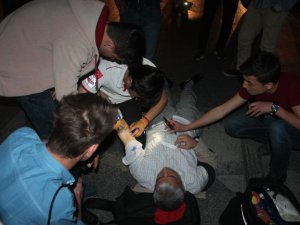 Cep Telefonu Işığı Yardımıyla Yaralıya Müdahale