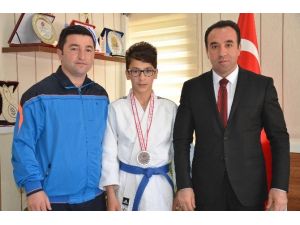 Karabük’ten Başarıyla Dönen Judocuya İl Müdürü Yıldız’dan Tebrik