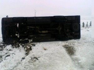 Altınekin'de minibüs devrildi