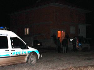 Genç kız babasını bıçaklayarak öldürdü