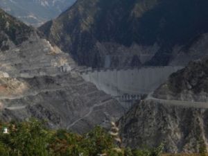 Türkiye'nin en yüksek barajı, su tutmaya başlıyor