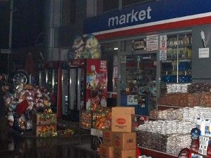 Pos cihazı ağır çalışıyor diye marketçiyi bıçakladı