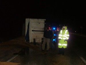 Buğday yüklü tırın dorsesi buzlu yolda devrildi