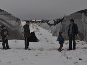 Kar, seraları yıktı