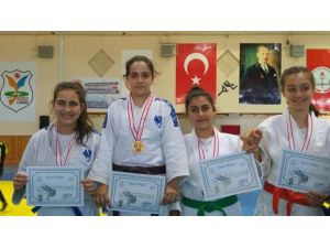 Yunusemreli Judocular Burdur’dan Madalyalarla Döndü