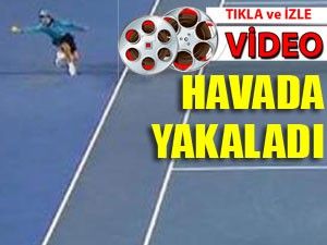 Tenis topunu havada yakaladı