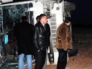 Öğrenci servisi, kamyonetle çarpıştı