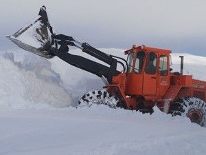 Çığ düşen yolu ulaşıma açma çalışmaları sürüyor