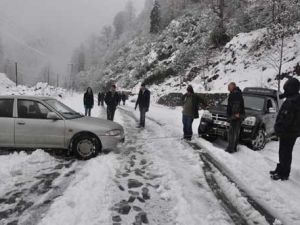 Kar, deprem bölgesinde hayatı olumsuz etkiledi