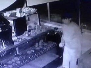 İşyerinin kapısını önce ısıtıp daha sonra levye ile açtı