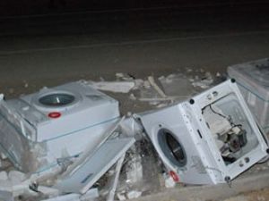 Tır devrildi, beyaz eşyalar yola saçıldı