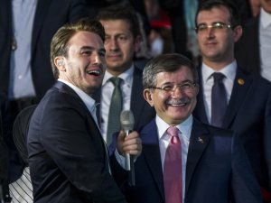 Davutoğlu, Ceceli'nin söylediği ilahiye eşlik etti