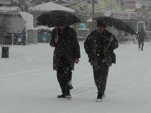 Beyşehir'de kar yağışı hayatı felç ediyor