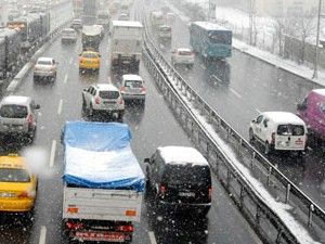 Kar yol kapadı, kurumları tatil ettirdi