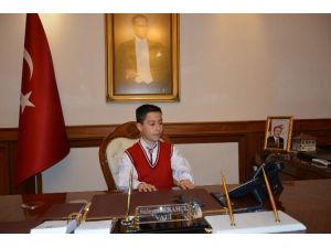 Malatya Valisi”nin Koltuğuna Oturan Öğrenci Çocuk Kaçırma Olaylarını Sordu