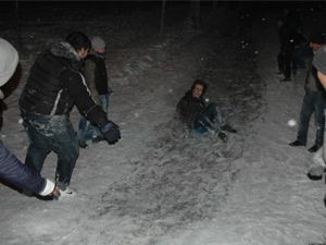 Konya'da naylon poşet ve leğenli kayak keyfi