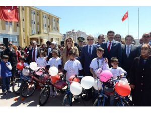 500 Çocuğa Bisiklet Dağıtıldı