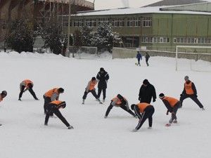 Spor sahaları kar altında kaldı